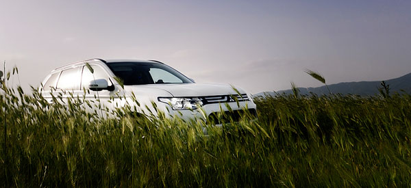 mitsubishi-outlander-grass