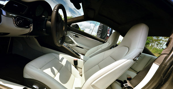 porsche-911-carrera-interior3