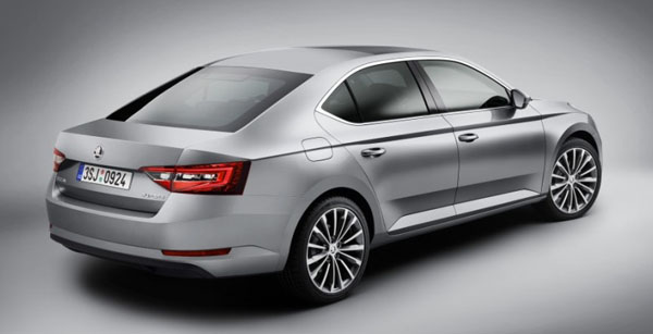 skoda-superb-rear