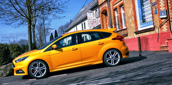 ford-focus-st-yellow-side