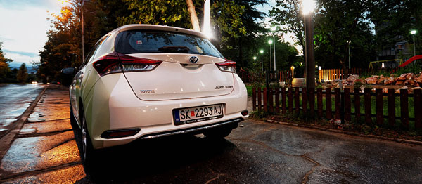 toyota-auris-hybrid-carclub-rear