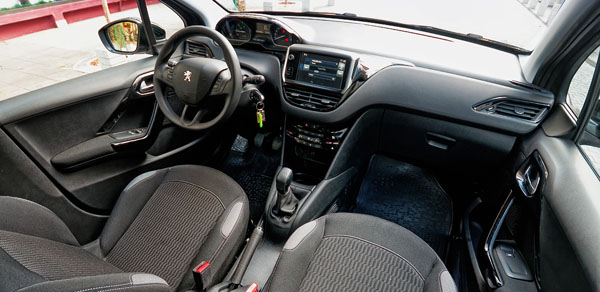 peugeot-208-carclub-interior1