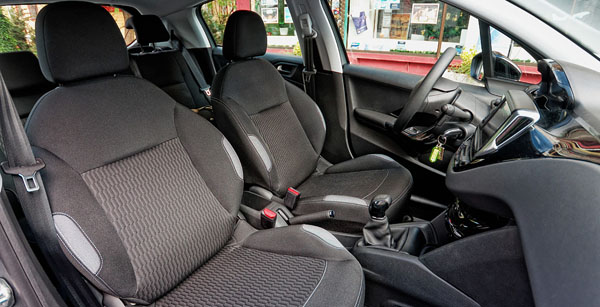 peugeot-208-carclub-interior2