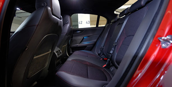 jaguar-xe-carclub-interior3