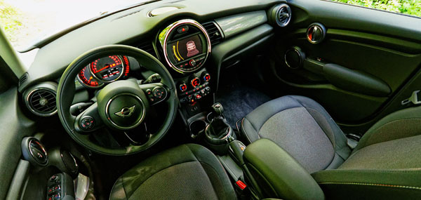 mini-cooper-5door-carclub-interior2