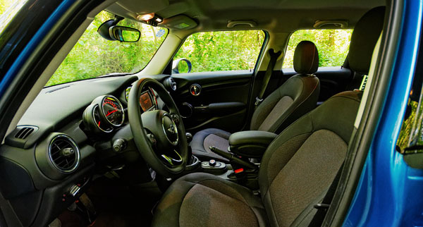 mini-cooper-5door-carclub-interior3