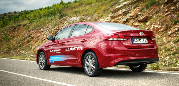 hyundai-elantra-carclub-rearlow
