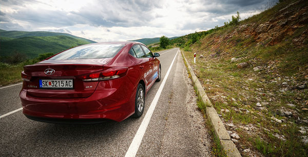 hyundai-elantra-carclub-rearmid