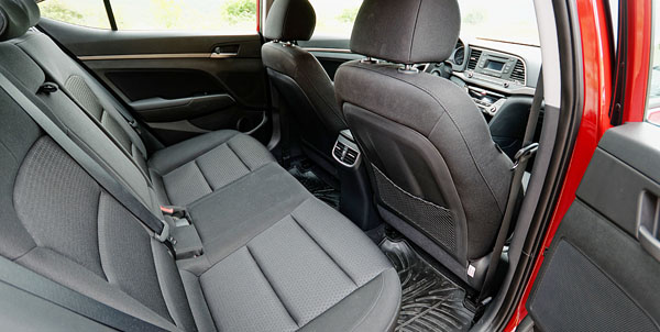 hyundai-elantra-carclub-rearseats
