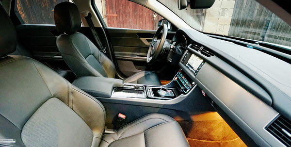 jaguar-xf-interior-front2