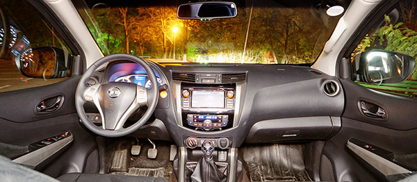 nissan-navara-interior1