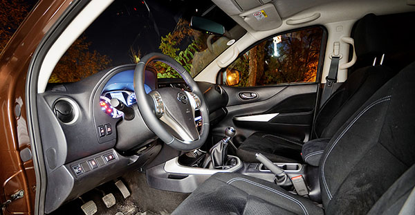 nissan-navara-interior2