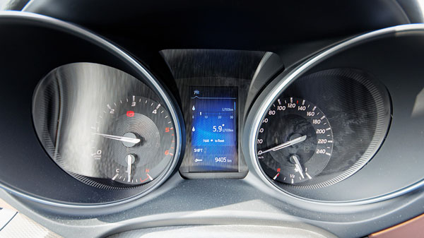 toyota-avensis-interior-dials