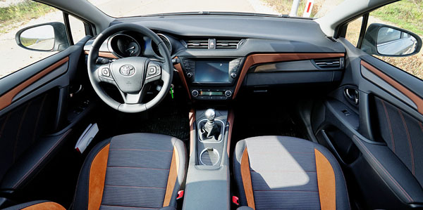 toyota-avensis-interior2