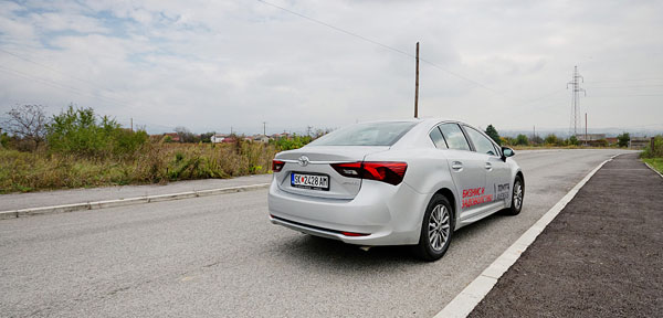 toyota-avensis-rear