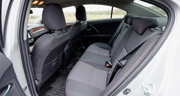 toyota-avensis-rearseats