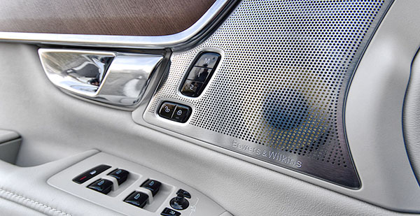 volvo-s90-steering-audio
