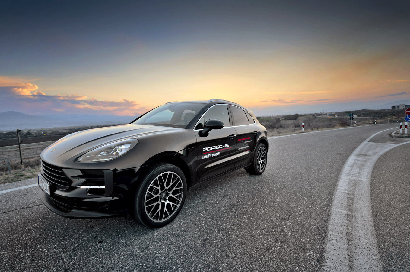 Макан лейбл. Porsche Macan 2022. Porsche Macan 2009. Порше Макан 2000. Порше Макан белый 2022.